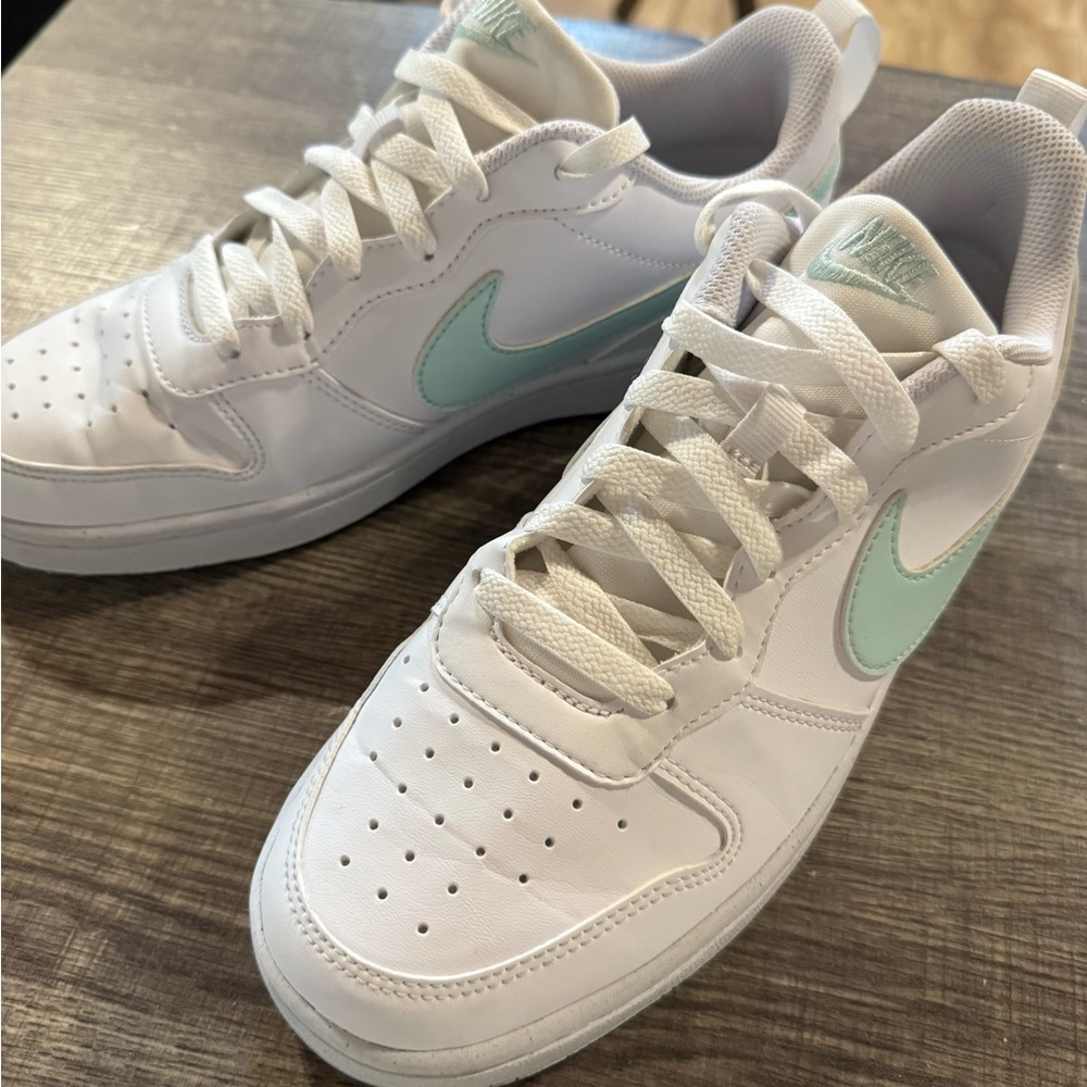 Nike White Court Sneakers Mint Green Swoosh Lace Up Casual Shoes 7Y/8.5Women - Picture 4 of 8